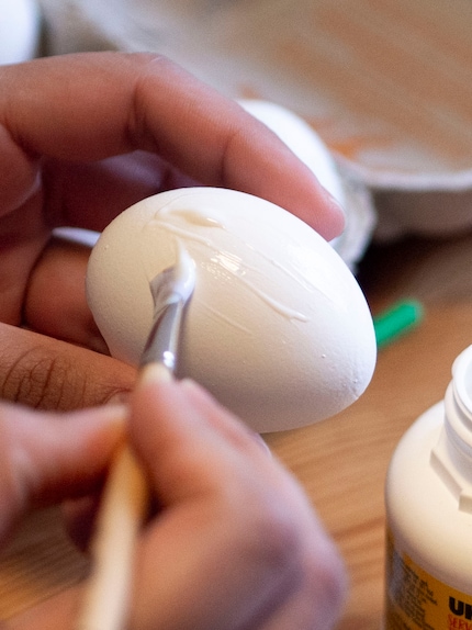 Die erste Lackschicht darf ich nicht zu dick aufgetragen, ansonsten wellt sich die Serviette.