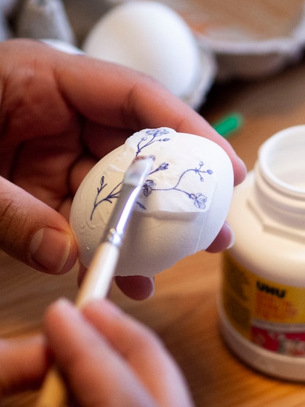 Liegt das Motiv erstmal an der richtigen Stelle, streiche ich eine grosszügige Menge Lack darüber.