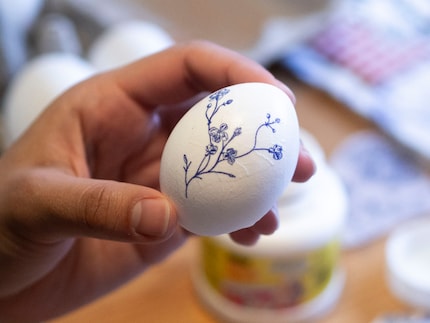 Die feinen Fältchen lassen sich mit dem Pinsel ausstreichen.