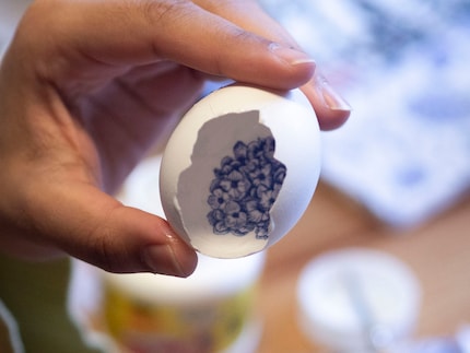 Die zerbrochene Eierschale nutze ich als Versuchsobjekt. Wieso nicht einfach von innen schmücken?