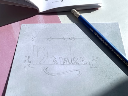 Die Grundzüge zeichne ich zunächst mit Bleistift vor.