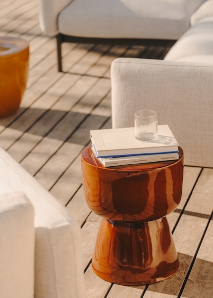 Dieser Couchtisch ist ganz aus Keramik.