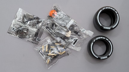 Cada macht einige Dinge besser als Lego, wie hier die unterschiedlich großen Vorder- und Hinterreifen eines Rennwagens der Formel 1.