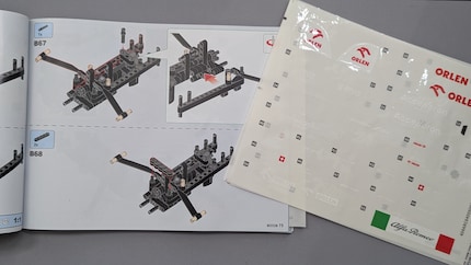 Einige Dinge sind aber Lego sehr ähnlich. Positiv, wie in diesem Fall die ausführliche Aufbauanleitung, negativ die Sticker-Flut.