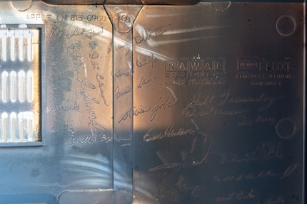 Leuk detail: de handtekeningen van het originele Macintosh-team staan gegraveerd aan de binnenkant van de achterkant van de behuizing van de kubus-Macs.