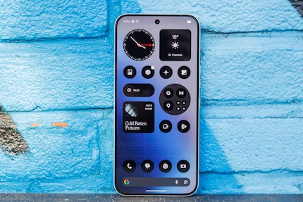 Die Displayränder sind schmaler als beim Phone (4a).