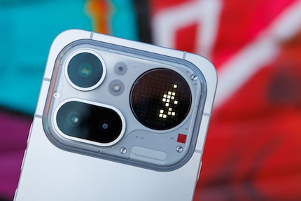 Eine laufende Figur als optische Benachrichtigung in der Glyph Matrix.