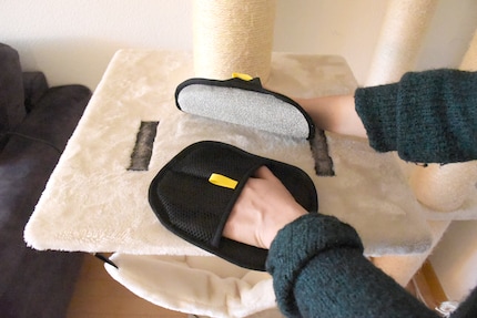 Haare hat es genug auf dem Kratzbaum. Nur verbiegen sich die instabilen Handschuhe beim Darüberfahren ständig.