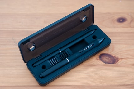 Zwei Stifte in einem Etui mit zusätzlich zehn Spitzen sind im Lieferumfang.