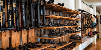 Von den Fahrwerken bis zu den Laufrädern: Bei Transalpes suchst du dir die Komponenten für dein Traumbike selbst aus.