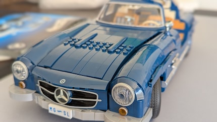 Der Mercedes 300 SL gehört zur Premium-Reihe von Mattel. Mit seiner Größe ist er ein echter Hingucker.