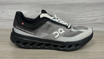 Ein On-Schuh von einem Anbieter aus dem Ausland – mit Schweizerkreuz. Das Swissness-Merkmal darf der Schuh in der Schweiz nicht haben.