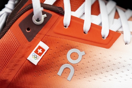 En On-Schuh mit Schweizerkreuz, made in Vietnam.