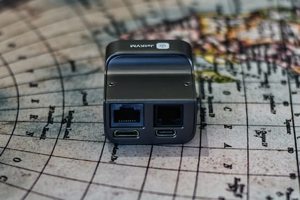 Die Anschlüsse sind auf der Rückseite platziert.