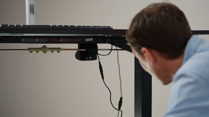 Kraftübertragung per Kurbelwelle: Der Casaria-Schreibtisch hat nur einen Motor.