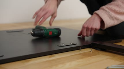 Die drei Elemente für die Tischplatte werden mit Metallplättchen zusammengehalten.