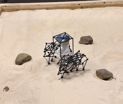 Ein Prototyp des Wander-bot: Angetrieben von einer Savonius-Turbine und einem mechanischen Koppelgetriebe.