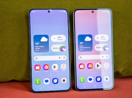 The frame around the display of the Galaxy A57 (left) is narrower.