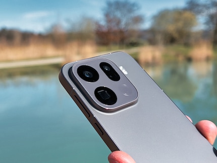 De Oppo Find X9 Pro ziet er chique uit en heeft een eersteklas afwerking.