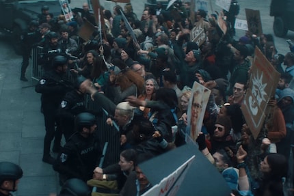 In naam van orde en veiligheid pakt de taskforce van Fisk burgers op - gedekt door een wet die hij zelf heeft geschreven.