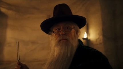 John Lithgow als Albus Dumbledore – Güte und Abgründigkeit in einer Besetzung, die über sieben Staffeln hinweg Sinn ergeben könnte.