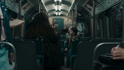 Ein Halbriese in der Londoner U-Bahn: Nick Frost als Hagrid, herrlich fehl am Platz in der Muggelwelt.