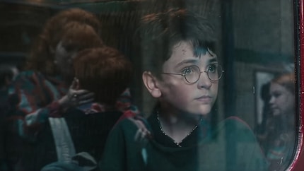 Harry beobachtet, wie Molly Weasley (Katherine Parkinson) ihren Sohn Ron verabschiedet – ein stiller Moment, der mehr erzählt als jeder Dialog.