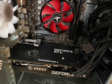 Neben dem Monstrum von Grafikkarte sieht man die Firewire-Card kaum.