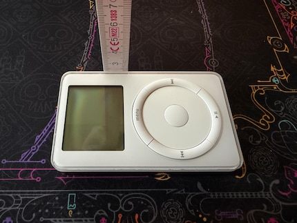 ...und fast 2,5 Zentimeter dick ist der iPod.
