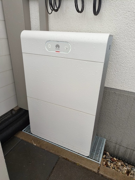 Batteriespeicher können, entsprechende IP-67-Zertifizierung vorausgesetzt, auch draussen stehen.