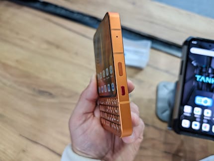 Der rote Knopf an der Seite kann frei programmiert werden.