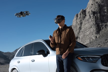 Vous contrôlez l'Avata 360 avec un casque FPV et un joystick.