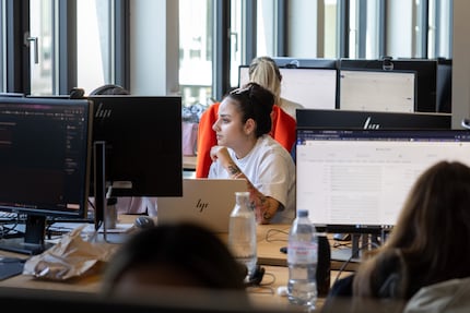 Beim Teamtag arbeiten alle Kolleginnen und Kollegen des Kundendiensts im Büro in Zürich.
