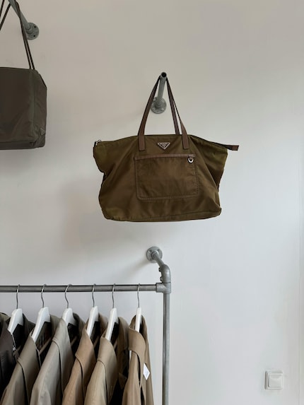 Su aste come queste è possibile appendere diverse borse una dietro l'altra.