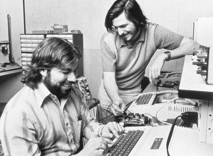 Mit dem Apple II gelingt Steve Wozniak (links) und Steve Jobs der Durchbruch.