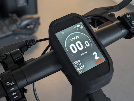 Den grossen Bildschirm lese ich auch während der Fahrt problemlos ab.