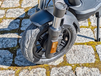 Der Vmax federt auf Pflastersteinen gut genug.