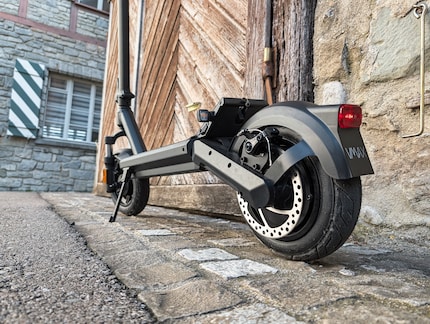 Der E-Scooter ist massiv konstruiert – mit viel Metall und wenig Kunststoff.