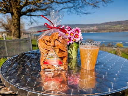 Zwischenstopp mit Most und Apfelschnitz beim Hofladen mit Aussicht.