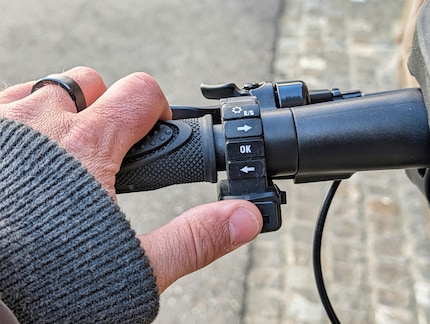 Den Blinker bediene ich direkt mit dem Daumen am Lenker.