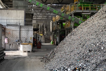 In dieser Halle schreddern die riesigen Maschinen, was ihnen zum Verkleinern vorgeworfen wird.