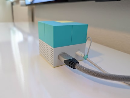 Auf der Rückseite sind der HDMI- und der USB-C-Anschluss. Knöpfe gibt es keine.