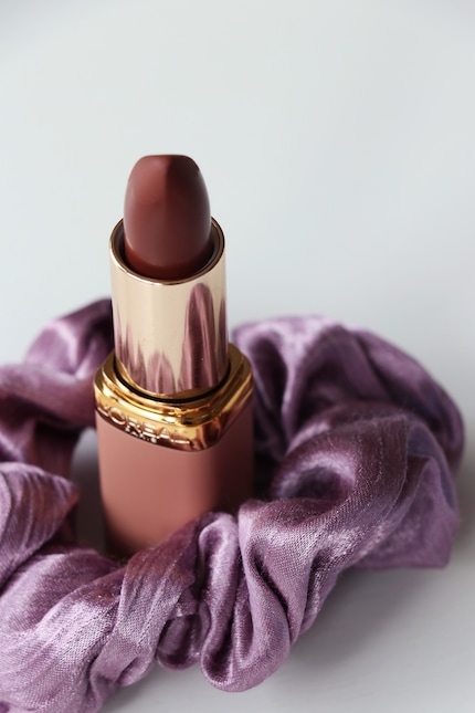 Nella foto qui sotto, il colore sembra un nude tendente al grigio, ma in realtà è un caldo color cioccolato.