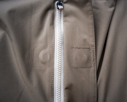 De magnetische klep op de jaszakken van de Weathershild Regenjas van Dirtlej zorgt voor snelle toegang en een opgeruimde look.