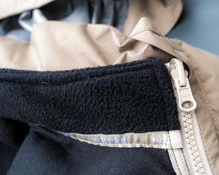 De mackintosh en een warm fleecejack zijn met elkaar verbonden door een inritssysteem.