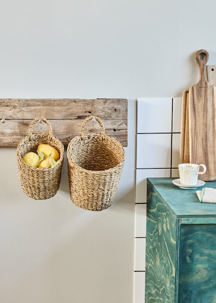 Körbe an der Wand brauchen kaum Raumtiefe.