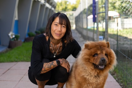 ... und Mercy Effila mit Hund. Die beiden Frauen setzen sich für alle Haustierarten ein.