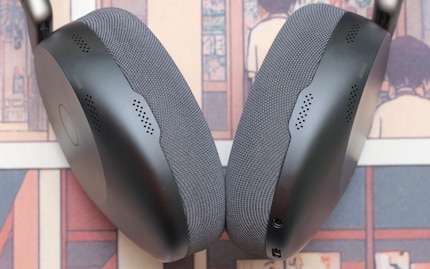 Drei Mikrofone pro Seite sorgen für Verständlichkeit und filtern gleichzeitig Lärm heraus.