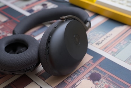 An der rechten Ohrmuschel befinden sich die meisten Knöpfe.