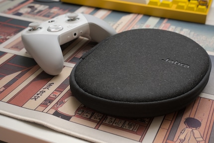 In der Tasche braucht das Headset kaum Platz.